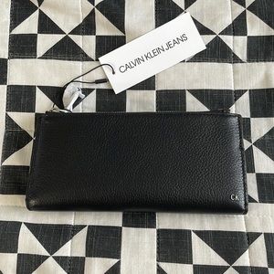 [NEW] Calvin Klein Black Women’s Button Closure Clutch
